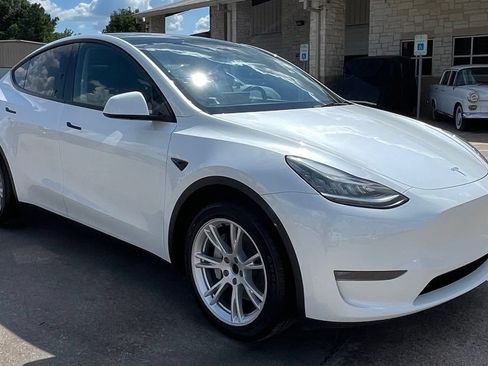 Used 2023 Tesla Model Y AWD image 2