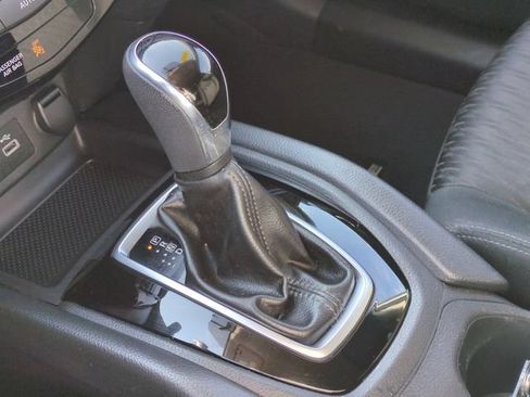 Used 2018 Nissan Rogue SV w/ Premium Package FWD image 25