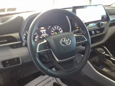Used 2023 Toyota Highlander XLE AWD/4WD image 11