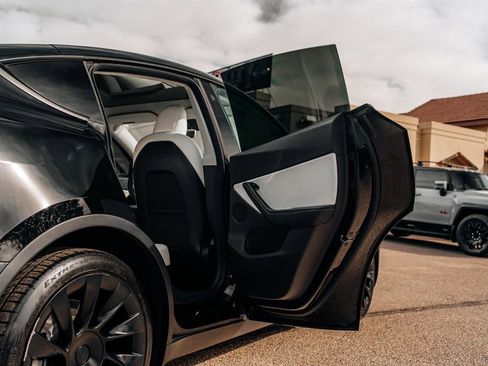 Used 2021 Tesla Model Y Long Range AWD/4WD image 35