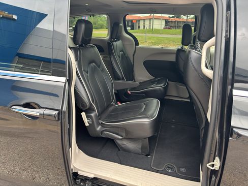 Used 2023 Chrysler Pacifica Limited image 8