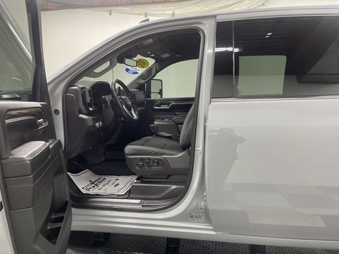 Used 2024 GMC Sierra 2500 SLE w/ SLE Value Package; image 9
