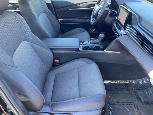 Used 2025 Toyota Camry SE image 9