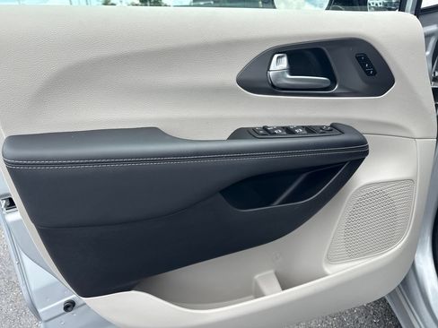 Used 2024 Chrysler Pacifica Touring-L w/ Uconnect Theater Family Group FWD image 17