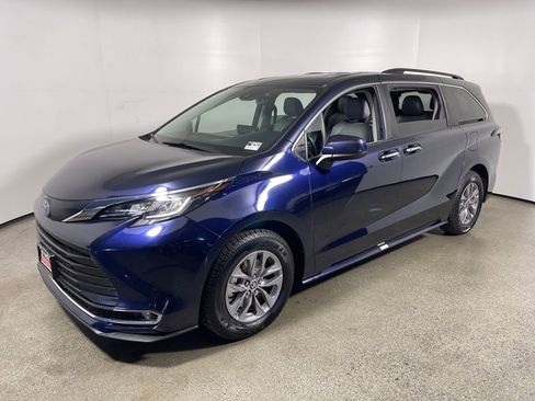 Certified 2023 Toyota Sienna XLE image 7
