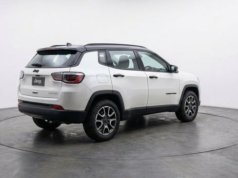 Used 2025 Jeep Compass Trailhawk AWD/4WD image 9