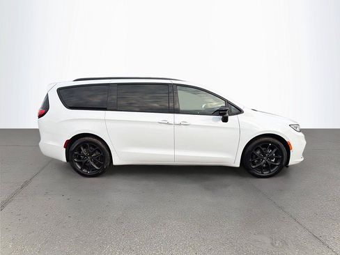 New 2026 Chrysler Pacifica Select w/ S Appearance Package FWD image 3