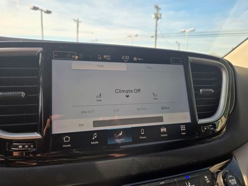 Used 2023 Chrysler Pacifica Touring-L FWD image 5