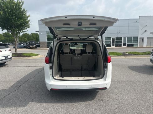 Used 2017 Chrysler Pacifica Touring-L Plus FWD image 11