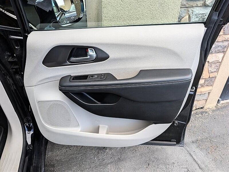 Used 2024 Chrysler Pacifica Limited FWD image 30
