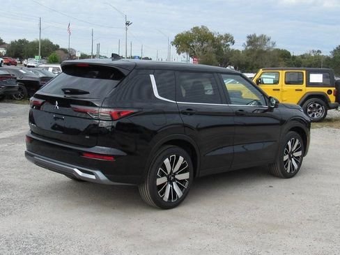 New 2026 Mitsubishi Outlander SE image 3