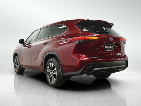 Used 2021 Toyota Highlander XLE AWD/4WD image 4