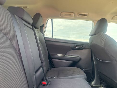 Used 2022 Toyota Highlander L FWD image 27
