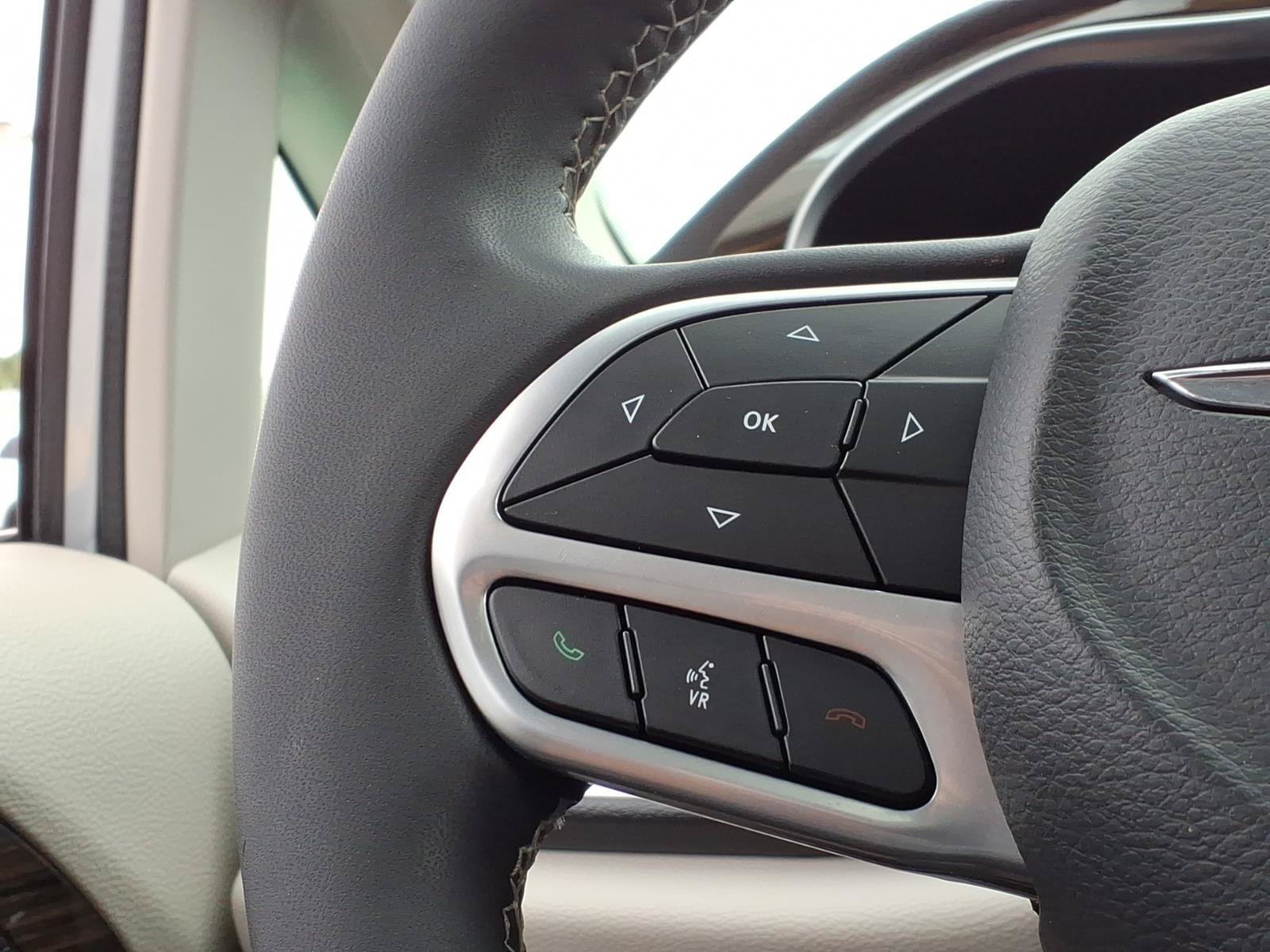 Used 2023 Chrysler Pacifica Limited FWD image 26