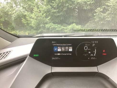 Used 2025 Toyota Prius XLE AWD/4WD image 12