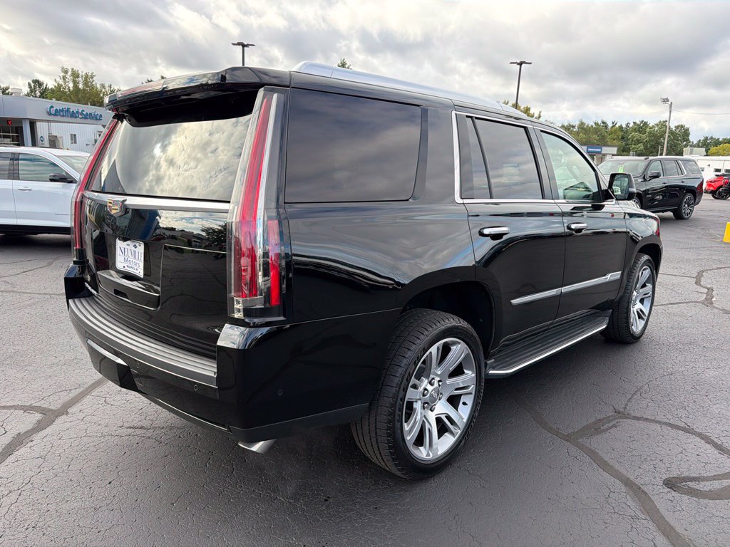 Used 2017 Cadillac Escalade Luxury AWD/4WD image 3