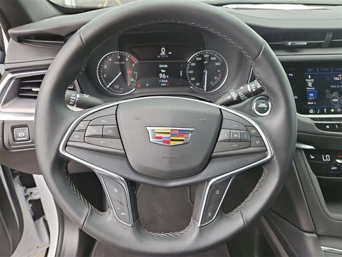 Used 2025 Cadillac XT5 Luxury image 8