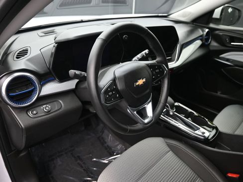 Used 2024 Chevrolet Trax LT w/ Driver Confidence Package image 9