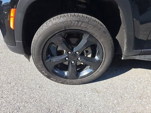 Certified 2025 Jeep Grand Cherokee Altitude AWD/4WD image 8