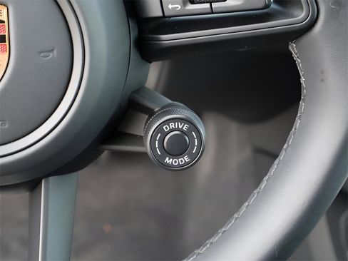 Used 2025 Porsche Cayenne Coupe image 31