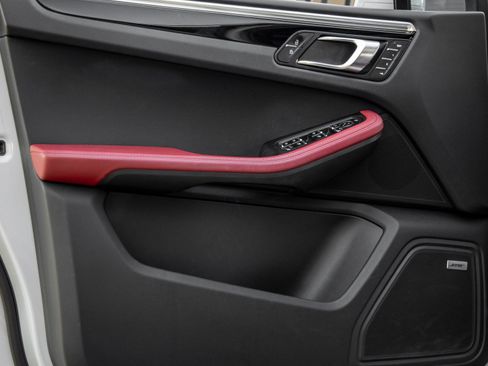 Certified 2022 Porsche Macan S AWD/4WD image 19