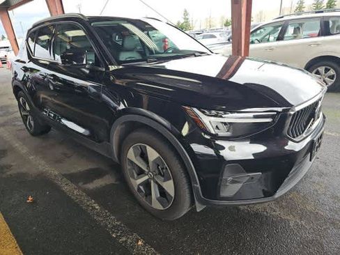 Used 2025 Volvo XC40 B5 Plus image 2