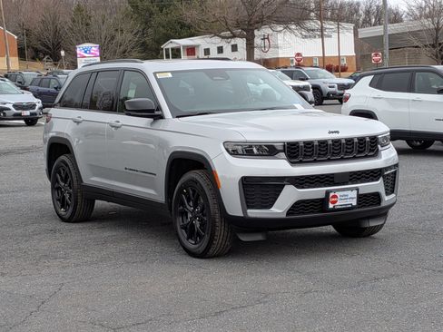 New 2026 Jeep Grand Cherokee 4WD image 3