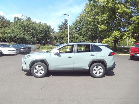 Used 2021 Toyota RAV4 XLE AWD/4WD image 2