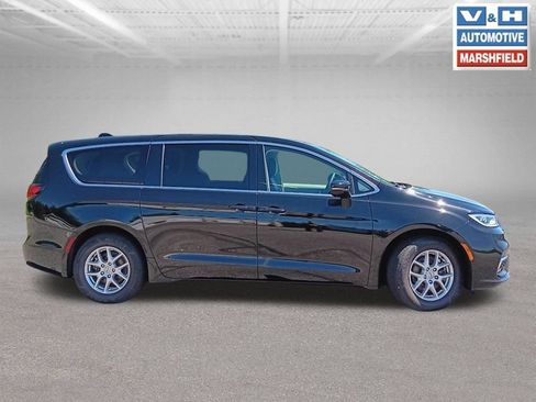 Used 2024 Chrysler Pacifica Touring-L FWD image 21