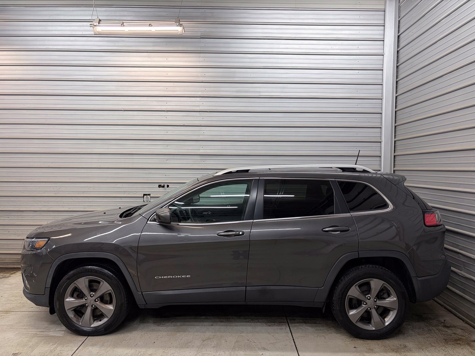 Used 2019 Jeep Cherokee Limited AWD/4WD image 6