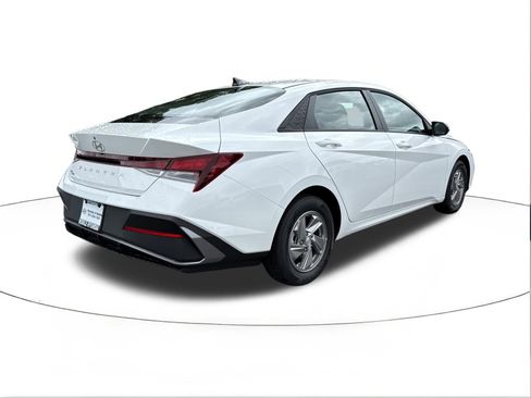 New 2026 Hyundai Elantra SE FWD image 3
