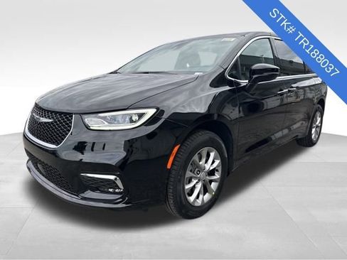 New 2026 Chrysler Pacifica Select image 3