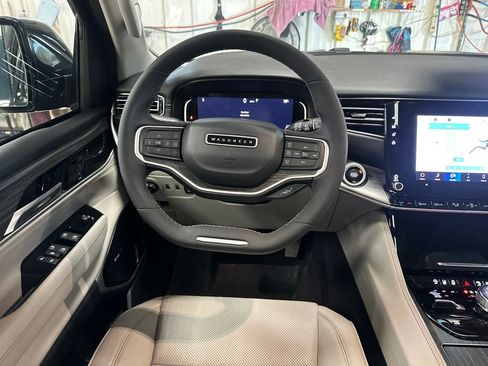 Used 2023 Jeep Wagoneer Series III w/ Premium Group I AWD/4WD image 17
