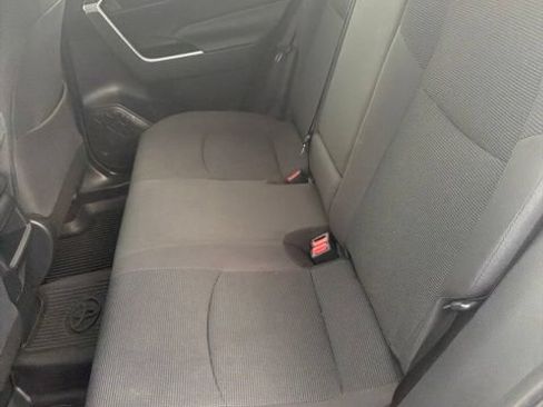 Used 2019 Toyota RAV4 LE FWD image 11