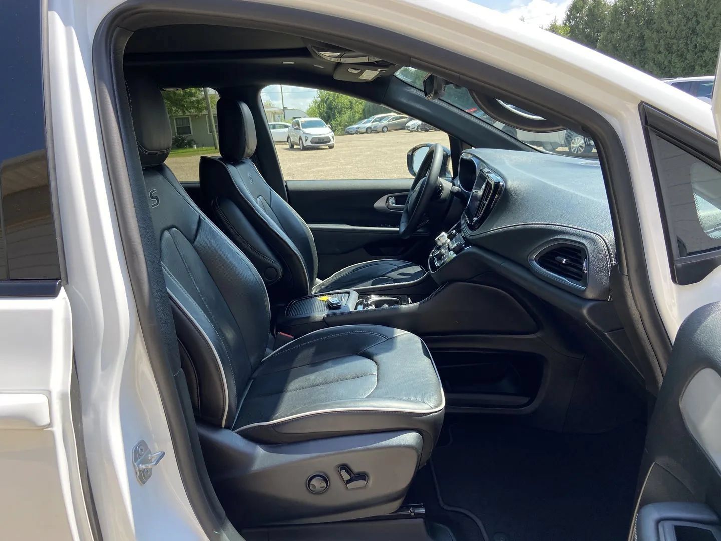 Used 2025 Chrysler Pacifica Limited FWD image 13