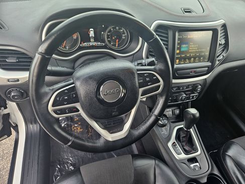 Used 2017 Jeep Cherokee Trailhawk AWD/4WD image 14