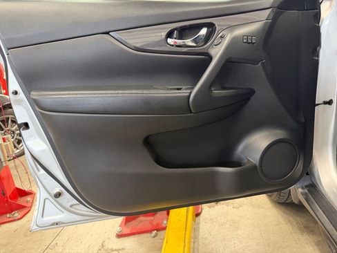 Used 2020 Nissan Rogue SV w/ Premium Package image 29