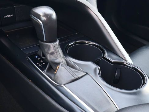Used 2020 Toyota Camry SE FWD image 22