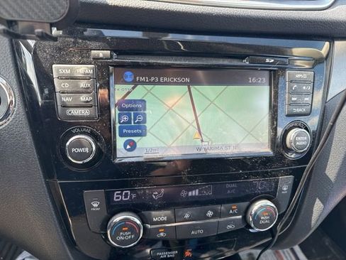 Used 2016 Nissan Rogue SV w/ SV Premium Package AWD/4WD image 12