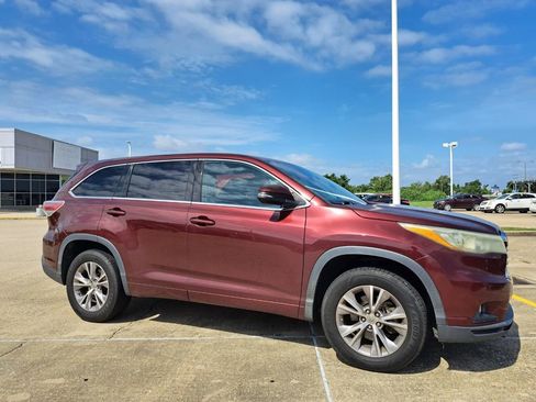 Used 2015 Toyota Highlander Plus FWD image 3