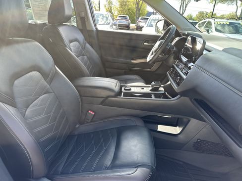Used 2024 Nissan Pathfinder Platinum image 13