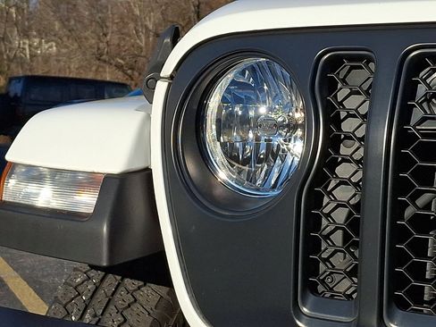 Used 2022 Jeep Gladiator Overland w/ Popular Equipment Package image 9