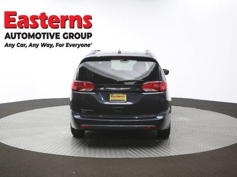 Used 2020 Chrysler Pacifica Touring-L FWD image 40