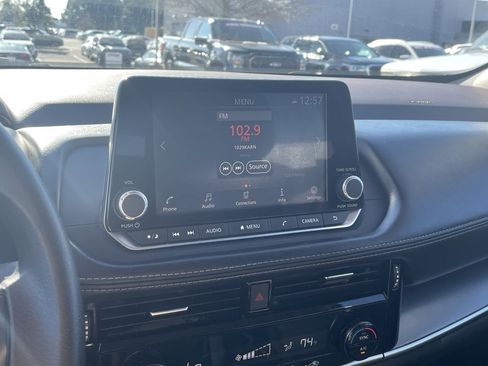 Used 2021 Nissan Rogue SV image 16