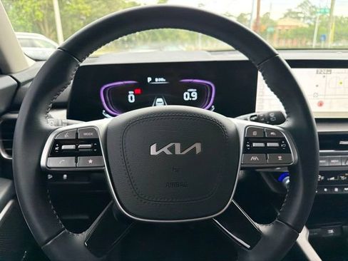 Used 2025 Kia Telluride LX FWD image 11