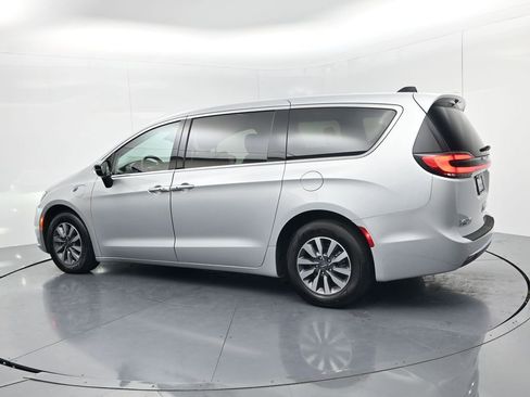 Used 2024 Chrysler Pacifica Limited FWD image 5