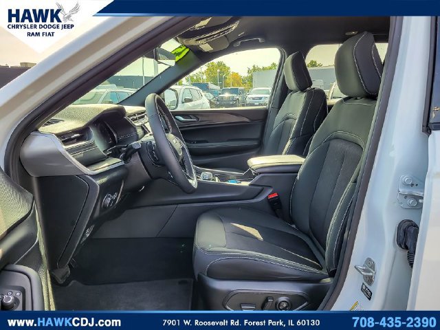Certified 2025 Jeep Grand Cherokee Laredo w/ Luxury Tech Group I AWD/4WD image 8