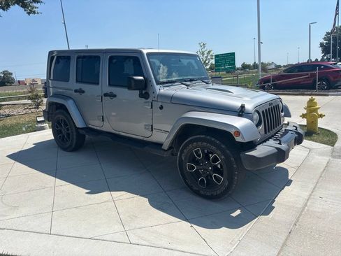 Used 2018 Jeep Wrangler Unlimited Sahara AWD/4WD image 2