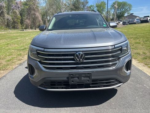 Used 2025 Volkswagen Atlas SE image 2