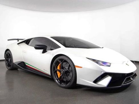Used 2018 Lamborghini Huracan image 2